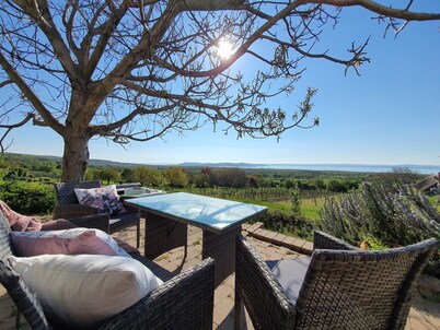 Villa a Balaton-Felvidéken, ahol jakuzziban gyönyörködhet a tó panorámájában
