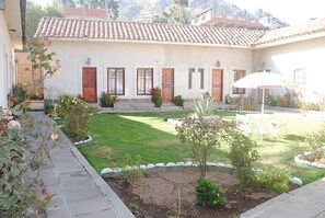 Romantic Single Room, Patio | Free WiFi - Hostal La Chacarilla  (Copacabana)