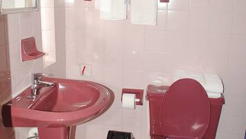 Familien-Doppel- oder -Zweibettzimmer, Terrasse | Badezimmer | Dusche, Handtücher, Seife, Shampoo