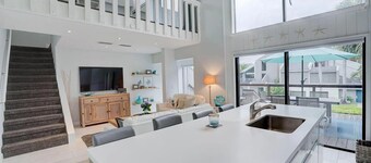 Charming 2-bedroom townhome with outdoor deck and a short walk to the beach.