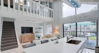 Charming 2-bedroom townhome with outdoor deck and a short walk to the beach.