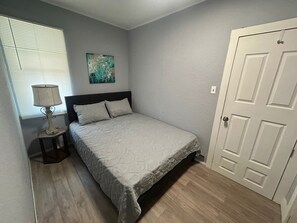 2 bedrooms, iron/ironing board, WiFi, bed sheets - Cozy 2-bedroom house in Canton, Illinois with WiFi, AC. Book now (Canton)