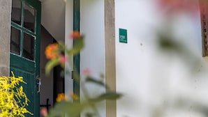 A doorway with a green door and a sign indicating 'Piquellas de Lisboa'. - CAM - Aguarelas de Lisboa T1 (Obidos)
