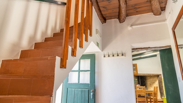 A staircase with wooden handrails and a rustic ceiling. - CAM - Aguarelas de Lisboa T1 (Obidos)
