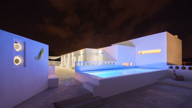 A modern outdoor pool area with steps leading to a pool, surrounded by white walls and minimalist design elements. - ST Apart 01 in Atouguia da Baleia (Peniche)