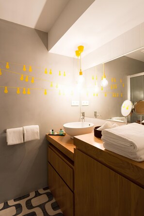 A modern bathroom with a large sink, mirror, and towel rack. - Casa do Castelo N 1 - L Trigueiros (Lisbon)