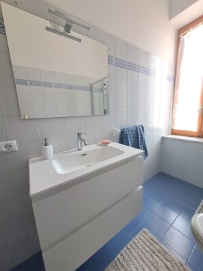 Douche, sèche-cheveux, bidet, serviettes fournies