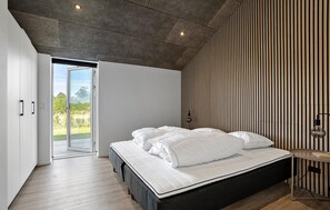 4 habitaciones, tabla de planchar con plancha y cuna de viaje