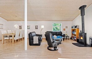 TV, fireplace - 3 bedroom stunning home in Hals (Hals)
