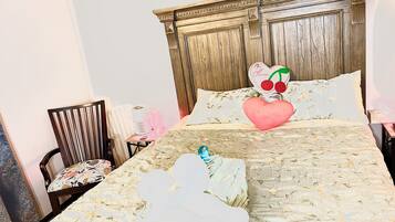 3 bedrooms, iron/ironing board, WiFi, bed sheets