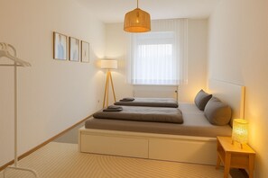 3 bedrooms, desk, WiFi, bed sheets