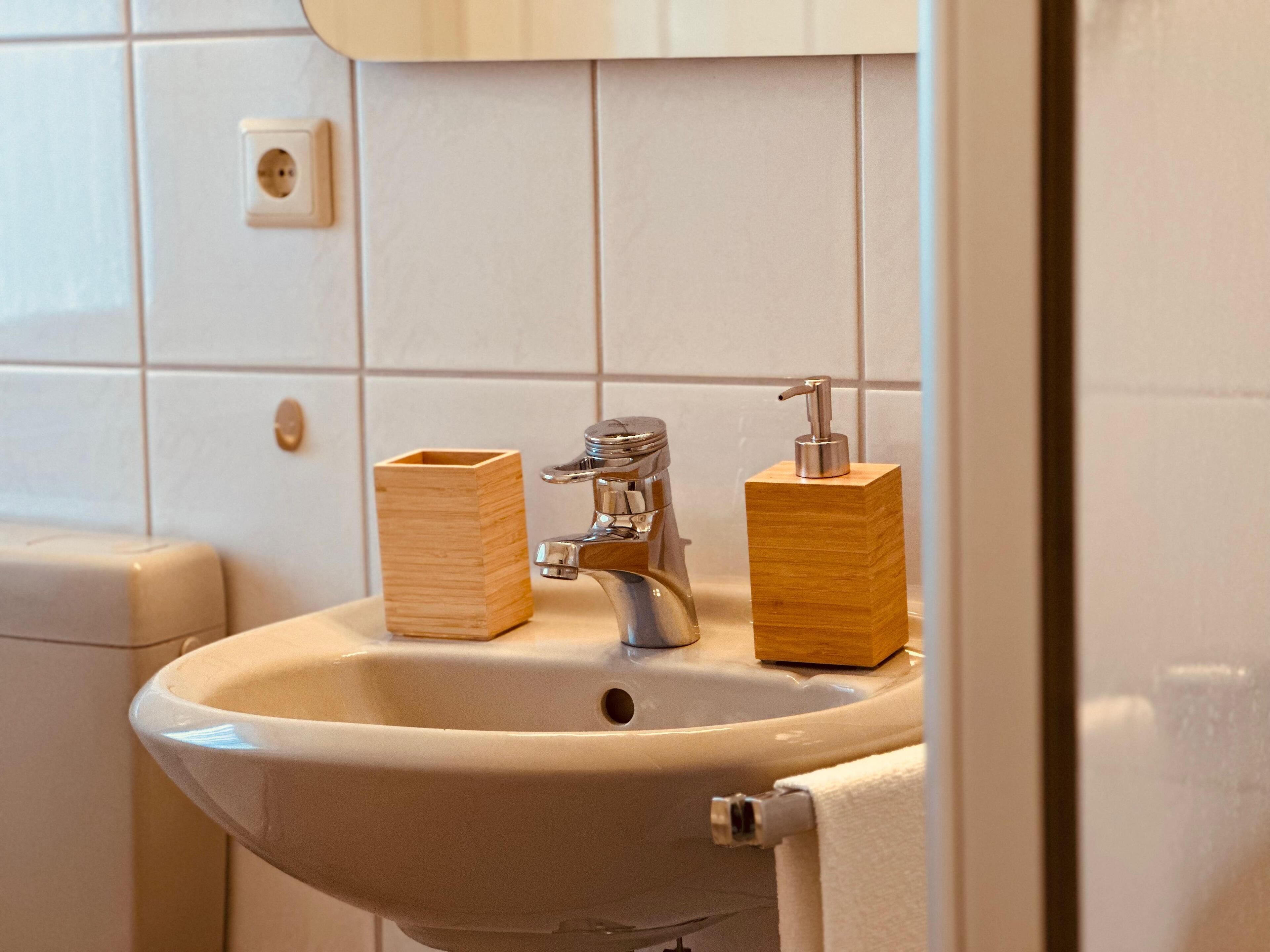 シャワー、タオル、石鹸  、トイレットペーパー