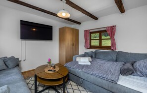 Smart TV, lareira, pebolim, mesa de pingue-pongue