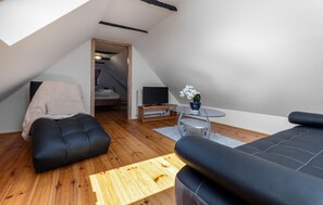 3 bedrooms, travel cot, free WiFi, bed sheets