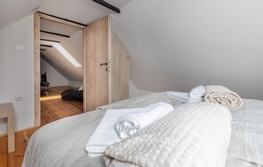 3 bedrooms, travel cot, free WiFi, bed sheets - Gorgeous home in Jaskovo (Jaskovo)