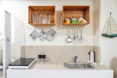 Refrigerador, microondas, placa de cocina, utensilios de cocina
