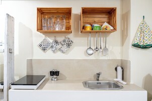 Estúdio, cozinha | Cozinha privada | Geladeira, micro-ondas, cooktop, talheres/pratos/utensílios de cozinha