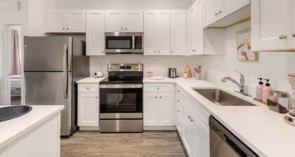 Think Pink in Kissimmee - Gorgeous 2BD with free WIFI, free parking and more!!