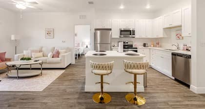 Think Pink in Kissimmee - Gorgeous 2BD with free WIFI, free parking and more!!
