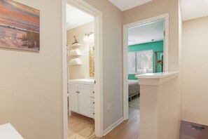 2 habitaciones, escritorio y tabla de planchar con plancha
