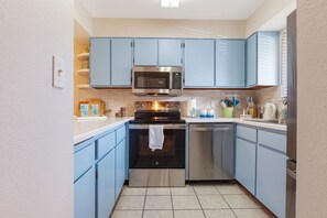 Frigorifero, microonde, forno, piano cottura