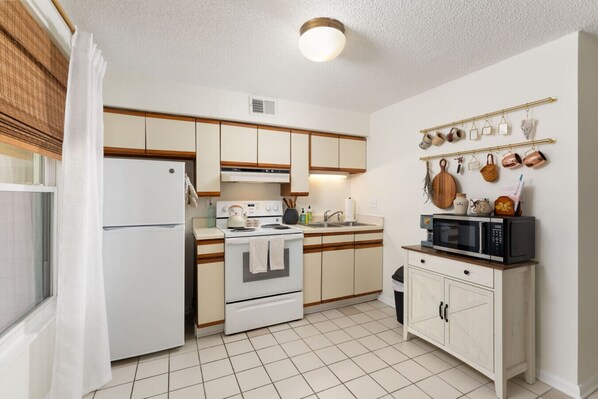 冷蔵庫、電子レンジ、オーブン、コンロ