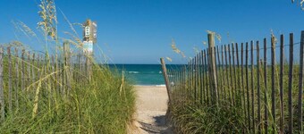 Steps to Wrightsville Beach w/ King Bed!
