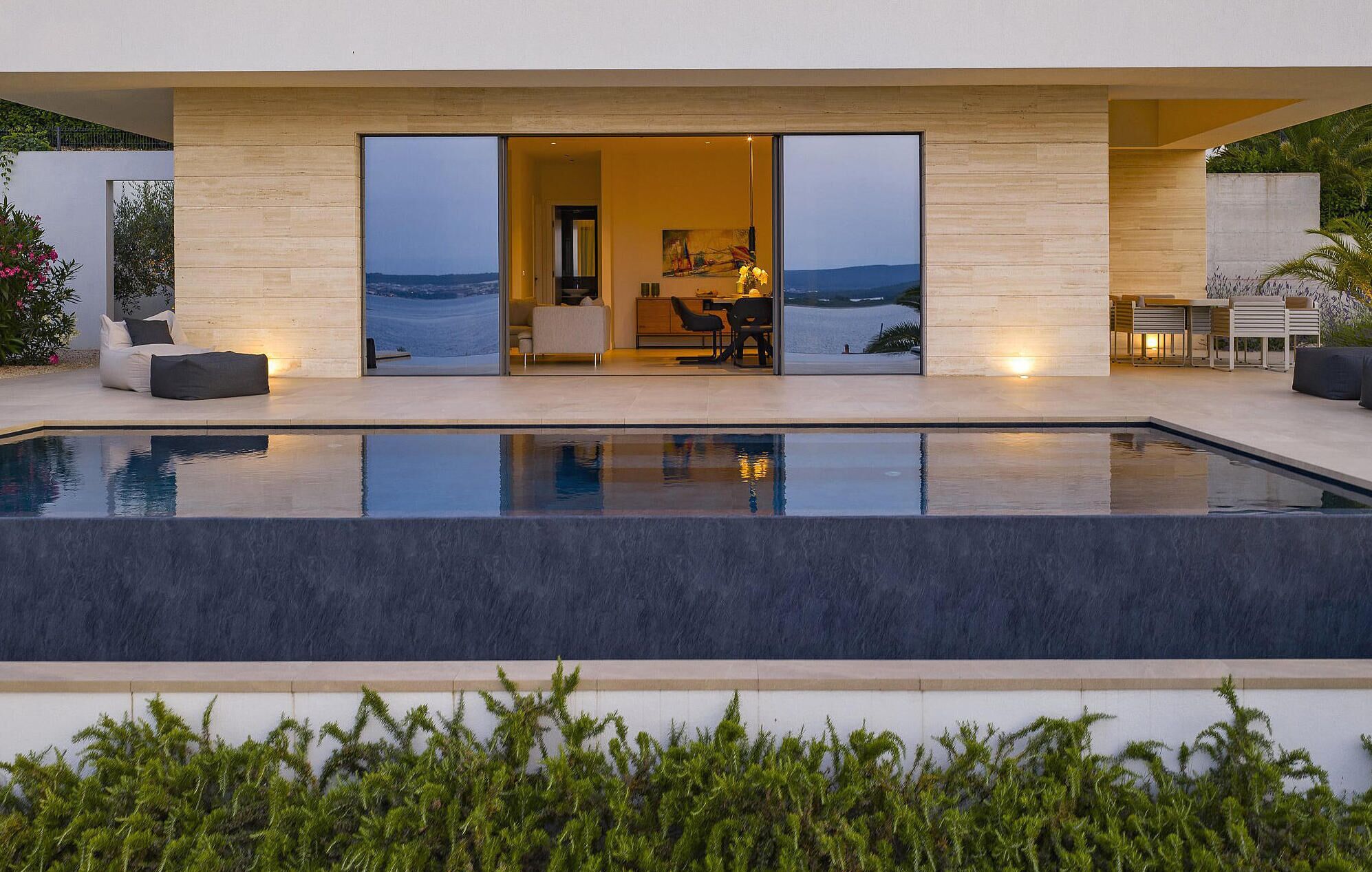 Een verwarmd zwembad