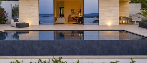 Een verwarmd zwembad