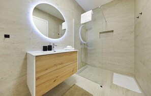 Shower, hair dryer - Awesome home in Tkon with private swimming pool, can be inside or outside (Tkon)
