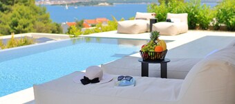 Amazing home in Tkon with private swimming pool, can be inside or outside