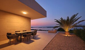 تناول الطعام بالخارج