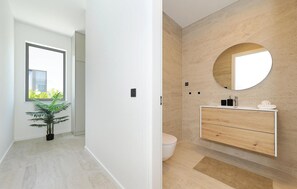 Shower, hair dryer - Awesome home in Tkon with private swimming pool, can be inside or outside (Tkon)