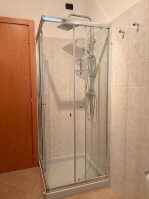 Shower, hair dryer, bidet, towels - Golden Shell (Poggio Berni)