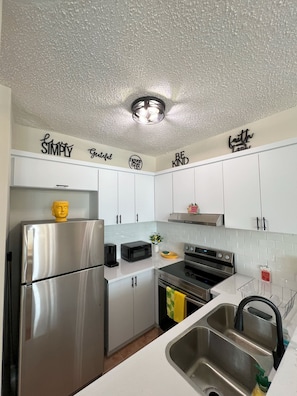 ثلاجة، ميكروويف، فرن، موقد طهي مسطح