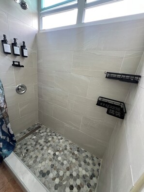 Regadera, secadora de cabello, bidet, toallas 