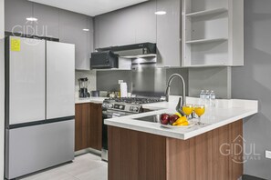 Kühlschrank, Mikrowelle, Ofen, Herdplatte