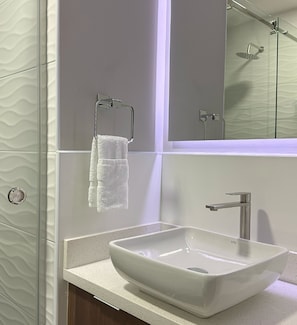 Douche, serviettes fournies, savon, shampoing
