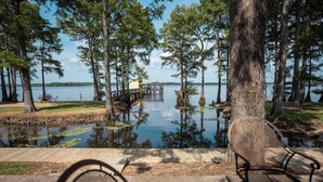 Un parc au bord du lac, doté d’une jetée en bois, de bancs et d’un kiosque.