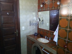 Dusche, Haartrockner, HandtĂŒcher, Seife