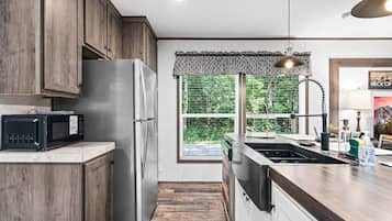 Frigorífico, microondas, horno y placa de cocina