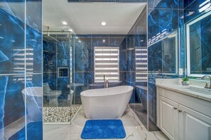 SĂšche-cheveux, serviettes fournies, savon, papier toilette