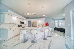 Mikroaaltouuni, uuni, liesi, astianpesukone