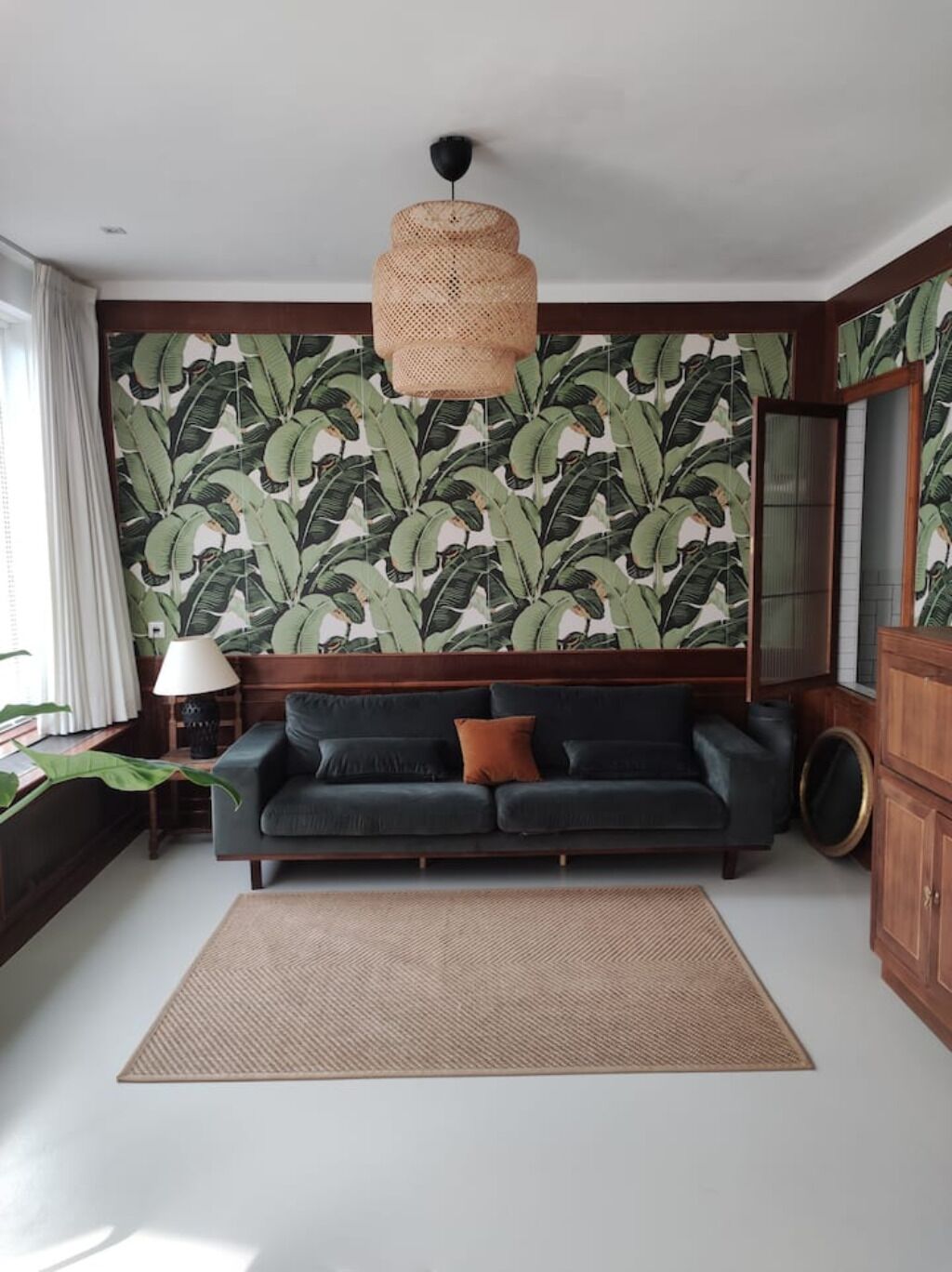 Een smart-tv, boeken en een stereo