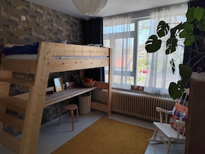 Een kluis op de kamer, een bureau, een strijkplank/strijkijzer
