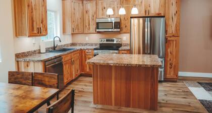 Charming 2-bedroom apartment with WiFi in Island Park