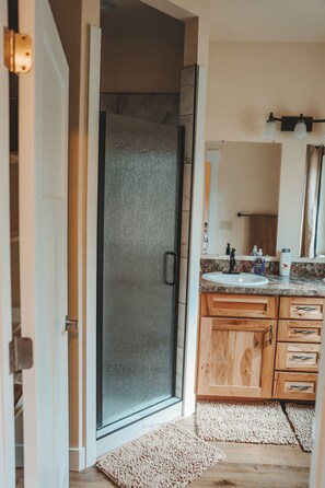 Dusche, Haartrockner, Handtücher, Seife