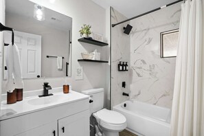 Dusche, Haartrockner, Handtücher, Shampoo
