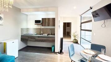 Jääkaappi, mikroaaltouuni, liesi, kahvin-/teenkeitin