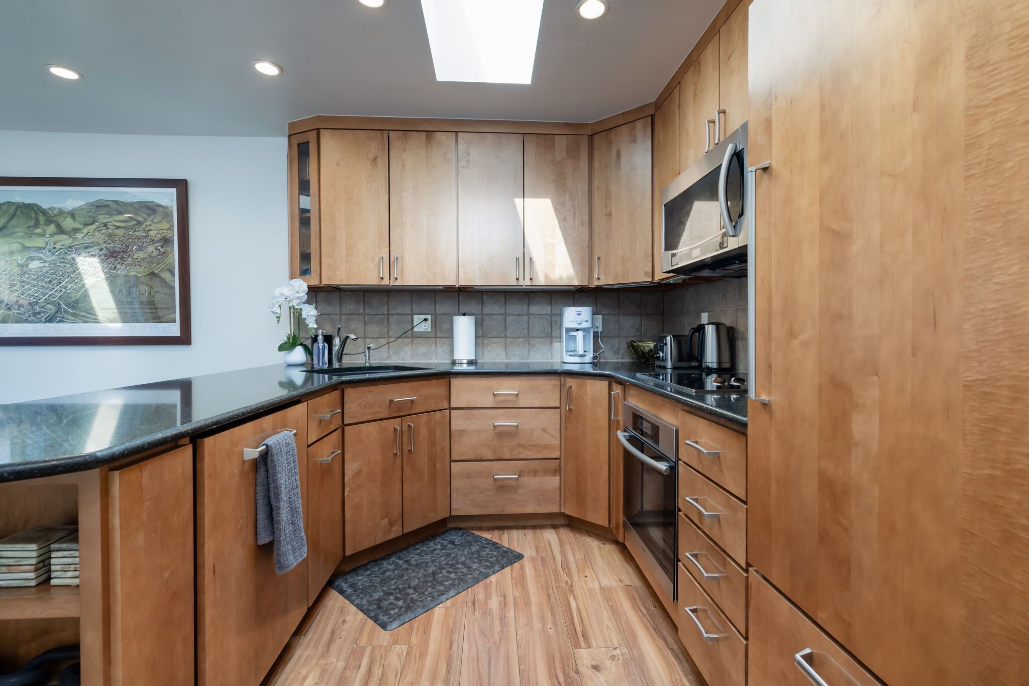 冷蔵庫、電子レンジ、オーブン、コンロ